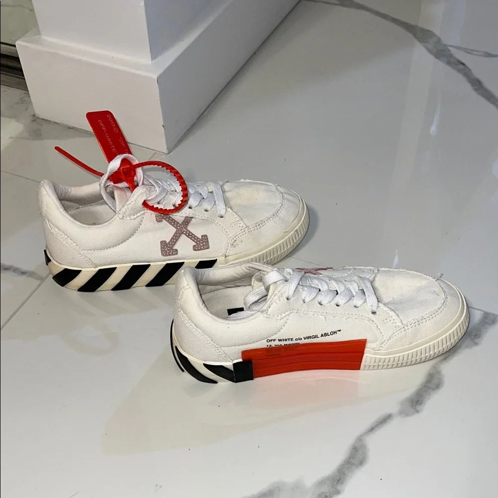 🚨SEND OFFERS🚨 Off-White White and Red Sneakers